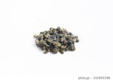 Close up of dried rolled taiwan oolong tea leaves pile isolated on white background with copy space 142993396