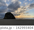夕暮れの出雲・稲佐の浜と弁天島（鳥居） 142993404