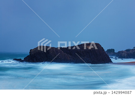 冬の夜、海の上に浮かぶ島 冬の夜、海の上に浮かぶ島 142994087