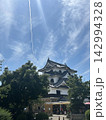 青空と飛行機雲に映える彦根城天守　滋賀県彦根市 142994328