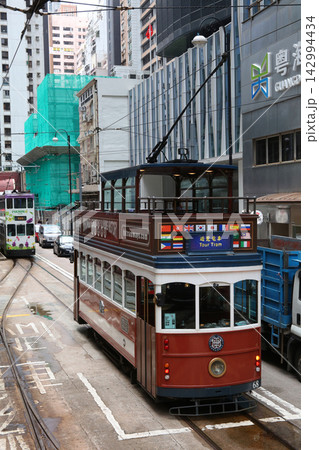 英国植民地時代から走る香港の庶民の足「トラム」(路面電車)のオープントップ観光用の車両 英国植民地時代から走る香港の庶民の足「トラム」(路面電車)のオープントップ観光用の車両 142994434