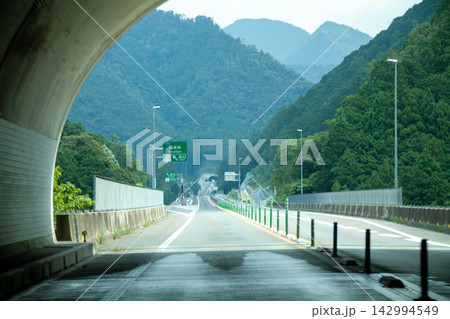 高低差のある山間部を通る道路とトンネルイメージ 高低差のある山間部を通る道路とトンネルイメージ 142994549