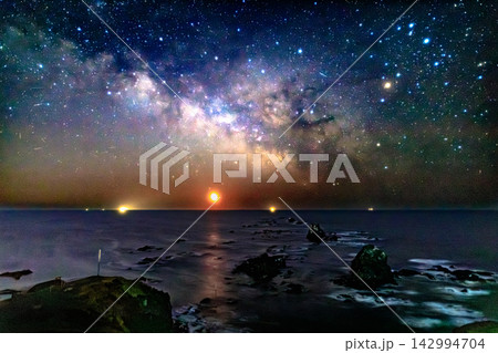 太平洋へ突き出る絶景地・襟裳岬の夜を彩る天の川と幻想的な星空景観 太平洋へ突き出る絶景地・襟裳岬の夜を彩る天の川と幻想的な星空景観 142994704