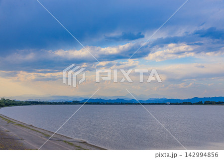 広々とした渡良瀬遊水地の移り変わる夕暮れの風景 142994856