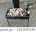 屋外で焼くバーベキュー料理 142995540