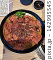 焼肉用の牛肉盛り合わせ 142995545