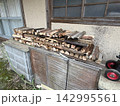 積み重ねた薪の保管風景 142995561