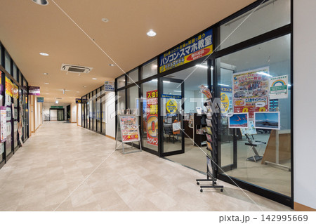 スーパーの共用廊下の両側にに入ってるテナント スーパーの共用廊下の両側にに入ってるテナント 142995669
