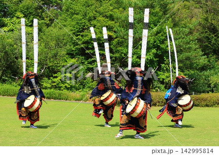 神楽の国のお祭りで、神楽をとる 神楽の国のお祭りで、神楽をとる 142995814