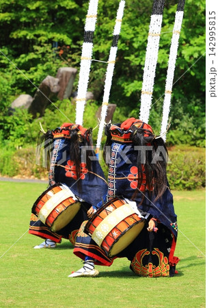 神楽の国のお祭りで、神楽をとる 神楽の国のお祭りで、神楽をとる 142995815