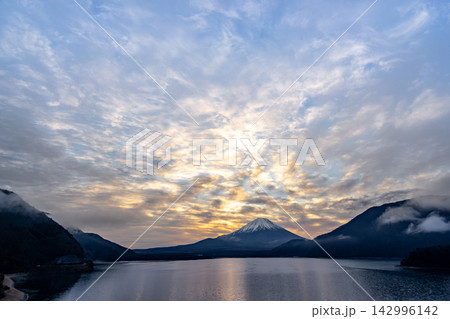 《山梨県》日本の絶景 本栖湖から見る早朝の富士山 《山梨県》日本の絶景 本栖湖から見る早朝の富士山 142996142