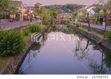 夕焼けまであと少しの倉敷美観地区の景色 142996301