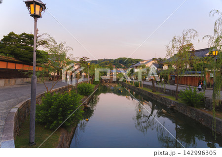 夕焼けまであと少しの倉敷美観地区の景色 夕焼けまであと少しの倉敷美観地区の景色 142996305