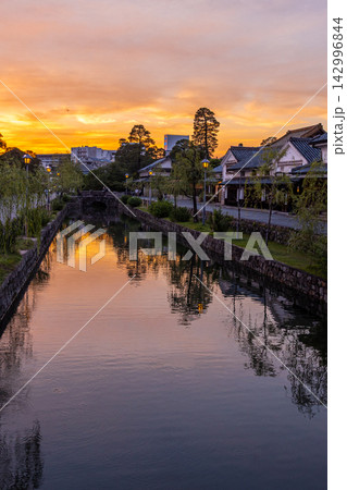 タイミングよく綺麗な夕暮れ時に訪れた倉敷美観地区の印象的な風景 142996844
