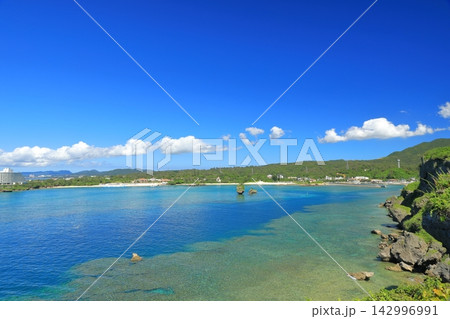 沖縄万座ビーチの青く透き通った海の美しい風景 沖縄万座ビーチの青く透き通った海の美しい風景 142996991