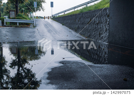 雨上りのアンダーパス 雨上りのアンダーパス 142997075