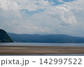 砂浜から見た小浜島 142997522
