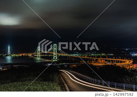 日本夜景遺産・室蘭夜景 海上に美しく輝く白鳥大橋と工場地帯の明かり 日本夜景遺産・室蘭夜景 海上に美しく輝く白鳥大橋と工場地帯の明かり 142997592
