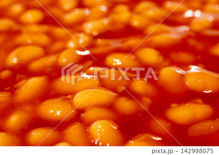 Baked white beans in tomato sauce texture close up 142998075
