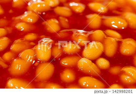 Baked white beans in tomato sauce texture close up 142998201