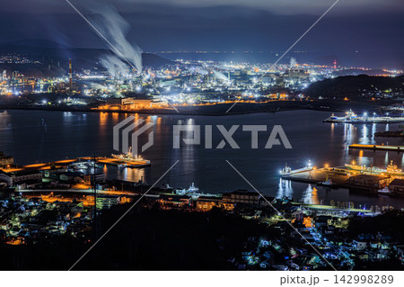 室蘭港に広がる壮大なプラント群の灯りと水面に反射する明かり 北海道の夜景 142998289