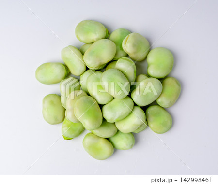 Broad beans or fava beans closeup Broad beans or fava beans closeup 142998461