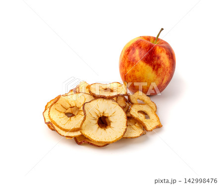 Dry apple slices isolated, dried apple chips, healthy fruit snack 142998476
