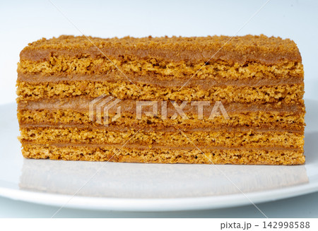 Honey cake isolated, medovik dessert piece Honey cake isolated, medovik dessert piece 142998588