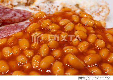 Baked white beans in tomato sauce texture close up Baked white beans in tomato sauce texture close up 142998668
