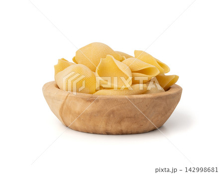 Raw conchiglioni pasta isolated. Dry conchiglie noodle in shell shape, big Italian macaroni 142998681