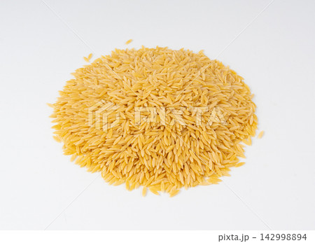 Raw orzo pasta, risoni or kritharaki pile Raw orzo pasta, risoni or kritharaki pile 142998894