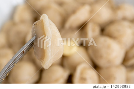 Hot steaming ravioli dumplings closeup Hot steaming ravioli dumplings closeup 142998982