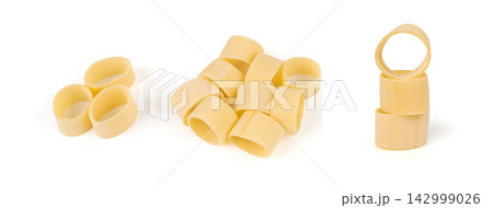 Raw Calamarata Big Pasta Isolated, Homemade Dry Macaroni, Italian Raw Round Noodle Raw Calamarata Big Pasta Isolated, Homemade Dry Macaroni, Italian Raw Round Noodle 142999026