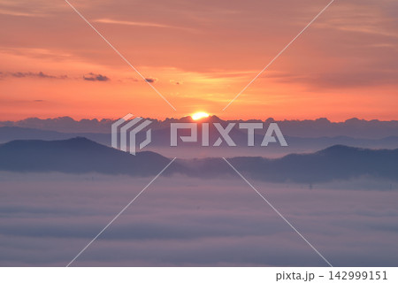 筑波山から登る太陽と朝日に染まる雲海 大小山山頂付近から三毳山と筑波山を見る 筑波山から登る太陽と朝日に染まる雲海 大小山山頂付近から三毳山と筑波山を見る 142999151