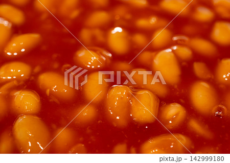 Baked white beans in tomato sauce texture close up 142999180