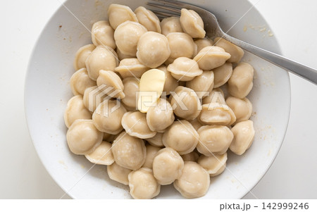 Hot steaming ravioli dumplings closeup Hot steaming ravioli dumplings closeup 142999246
