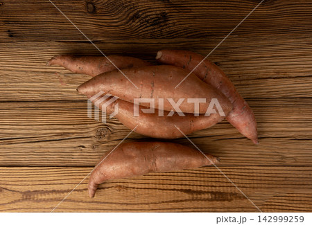 Raw sweet potato, red sweetpotato tubers Raw sweet potato, red sweetpotato tubers 142999259