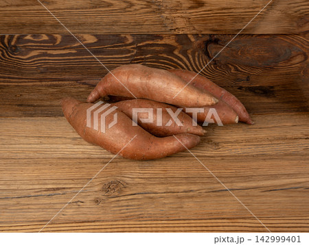 Raw sweet potato, red sweetpotato tubers Raw sweet potato, red sweetpotato tubers 142999401