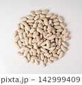 White kidney bean, dry cannellini beans pile 142999409