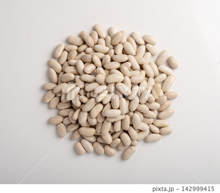 White kidney bean, dry cannellini beans pile White kidney bean, dry cannellini beans pile 142999415