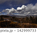 雲かかる富士山 142999733