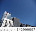 東京の青空と高層ビルが描く都会の景観 142999997