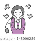 音楽を聴く女性1 143000289