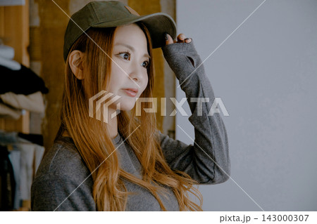 カジュアルなライフスタイルでキャップを被る美しい日本人女性 カジュアルなライフスタイルでキャップを被る美しい日本人女性 143000307