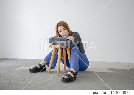 椅子の背もたれに寄りかかりリラックスした雰囲気の美しい日本人女性 椅子の背もたれに寄りかかりリラックスした雰囲気の美しい日本人女性 143000876