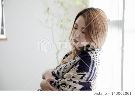 秋冬の室内で窓辺に佇みリラックスする美しい日本人女性 秋冬の室内で窓辺に佇みリラックスする美しい日本人女性 143001061
