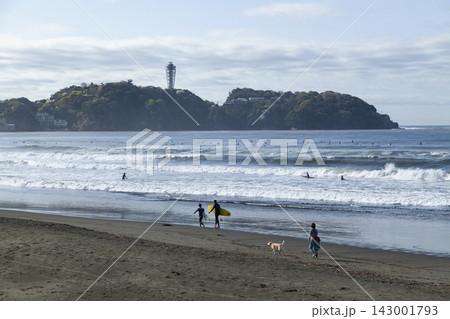 湘南片瀬西浜  朝の江の島と海岸風景 143001793