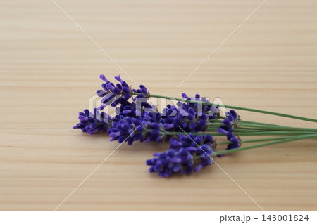 木目の背景に置いたラベンダーの花 143001824