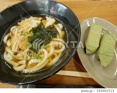 うどんと奈良名物の柿の葉寿司 うどんと奈良名物の柿の葉寿司 143002513