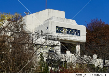 池田市立五月山児童文化センターの昭和レトロな建物が見える風景 大阪府池田市 池田市立五月山児童文化センターの昭和レトロな建物が見える風景 大阪府池田市 143002691